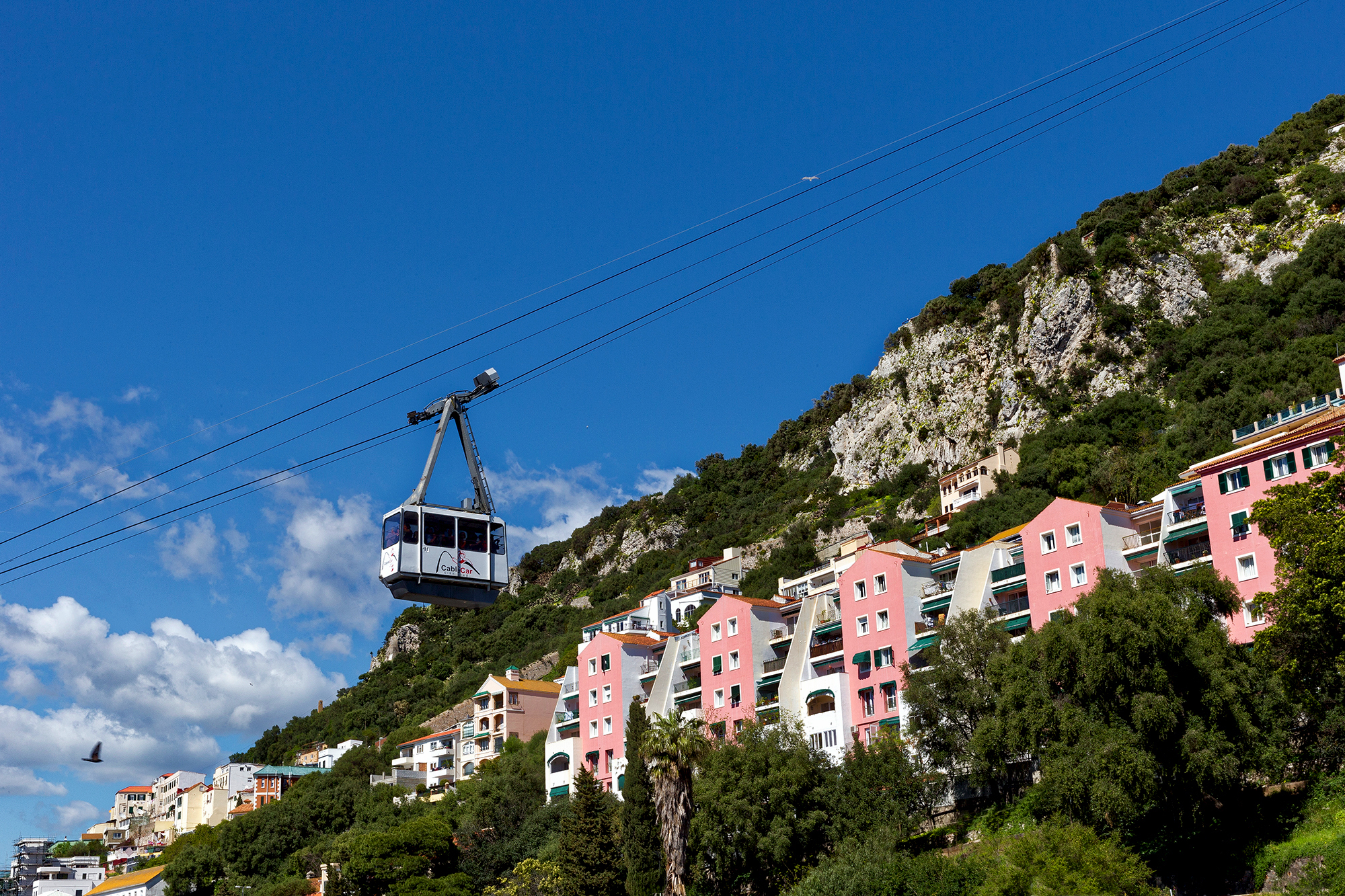 Gibraltar - Un téléphérique permet d'accéder au haut du Rocher. On peut également y accéder à pied